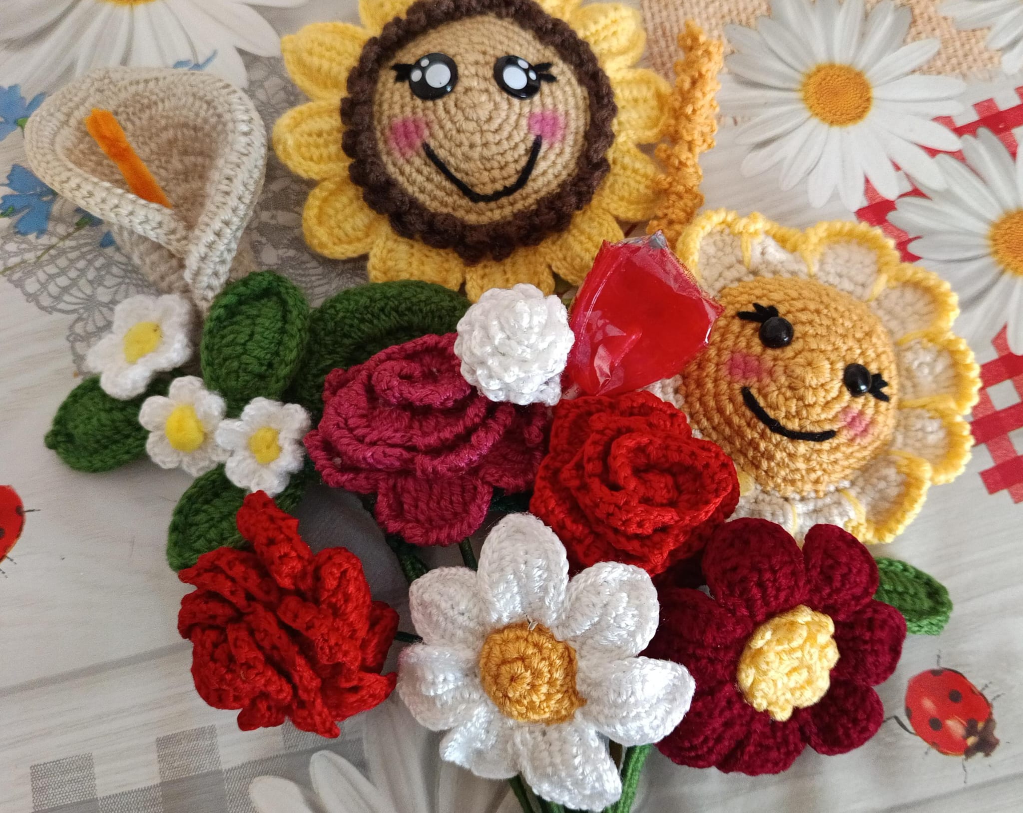 Margarita y rosa blanca de crochet