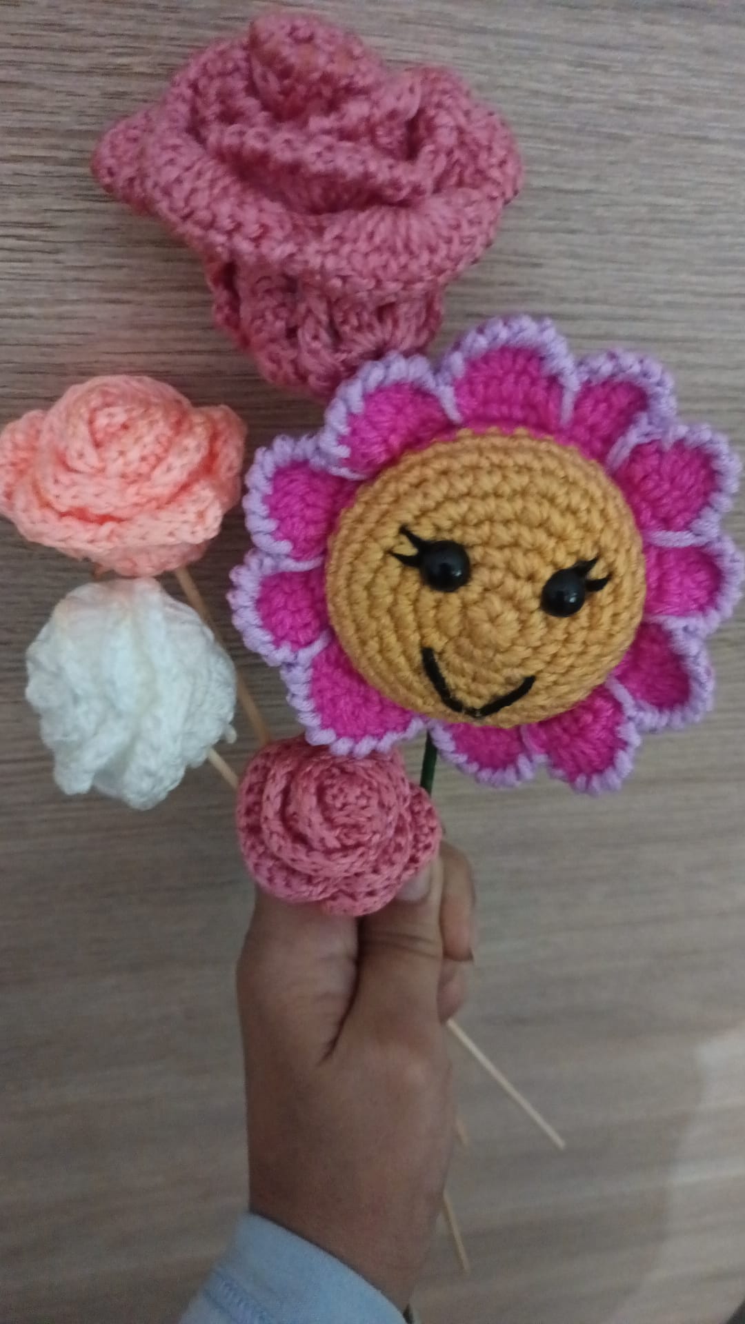 Pack regalo envuelto con flores crochet