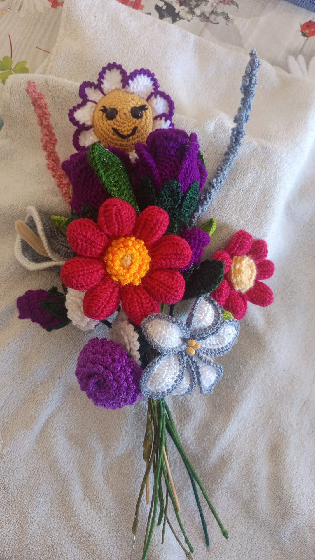 Colección flores crochet sobre mesa