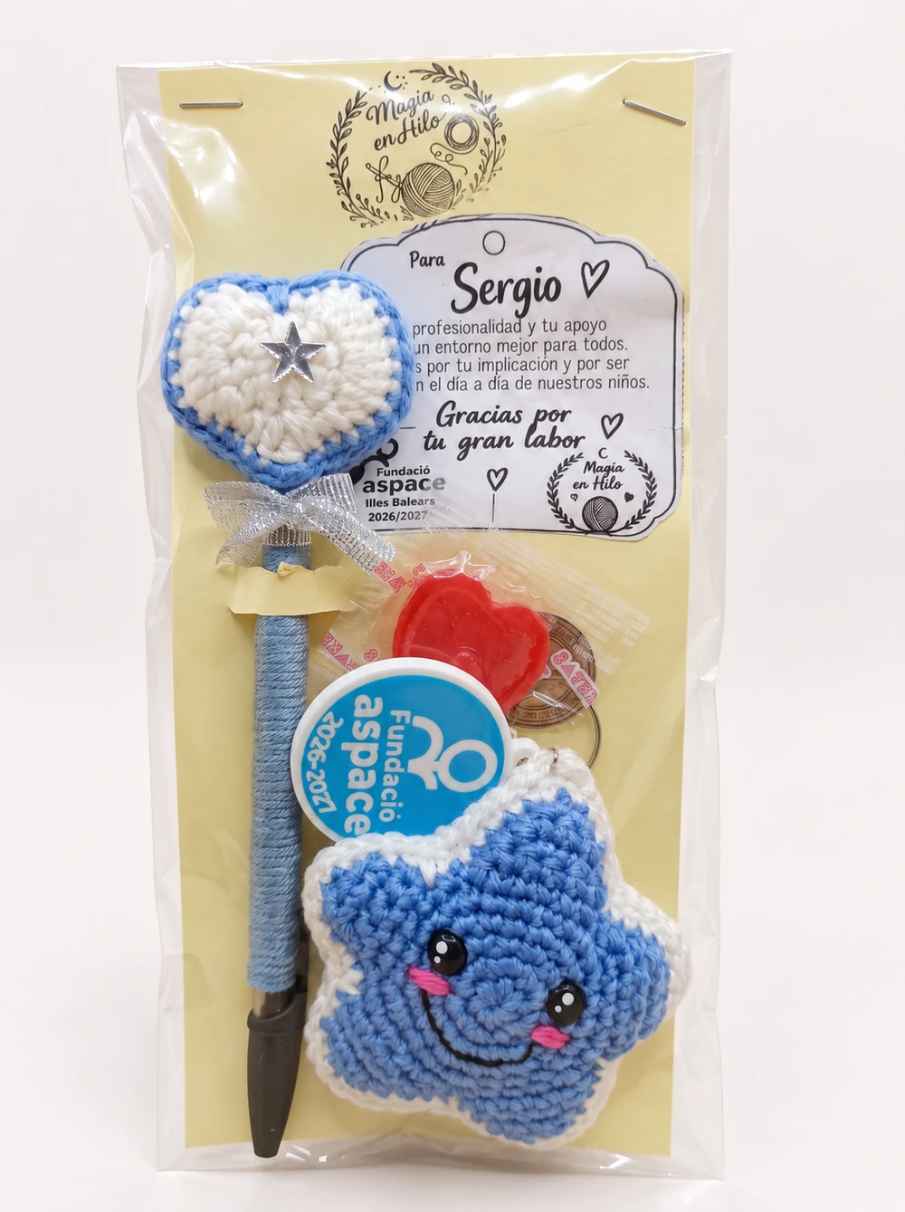 Detalle personalizado para Sergio con bolígrafo de corazón de crochet