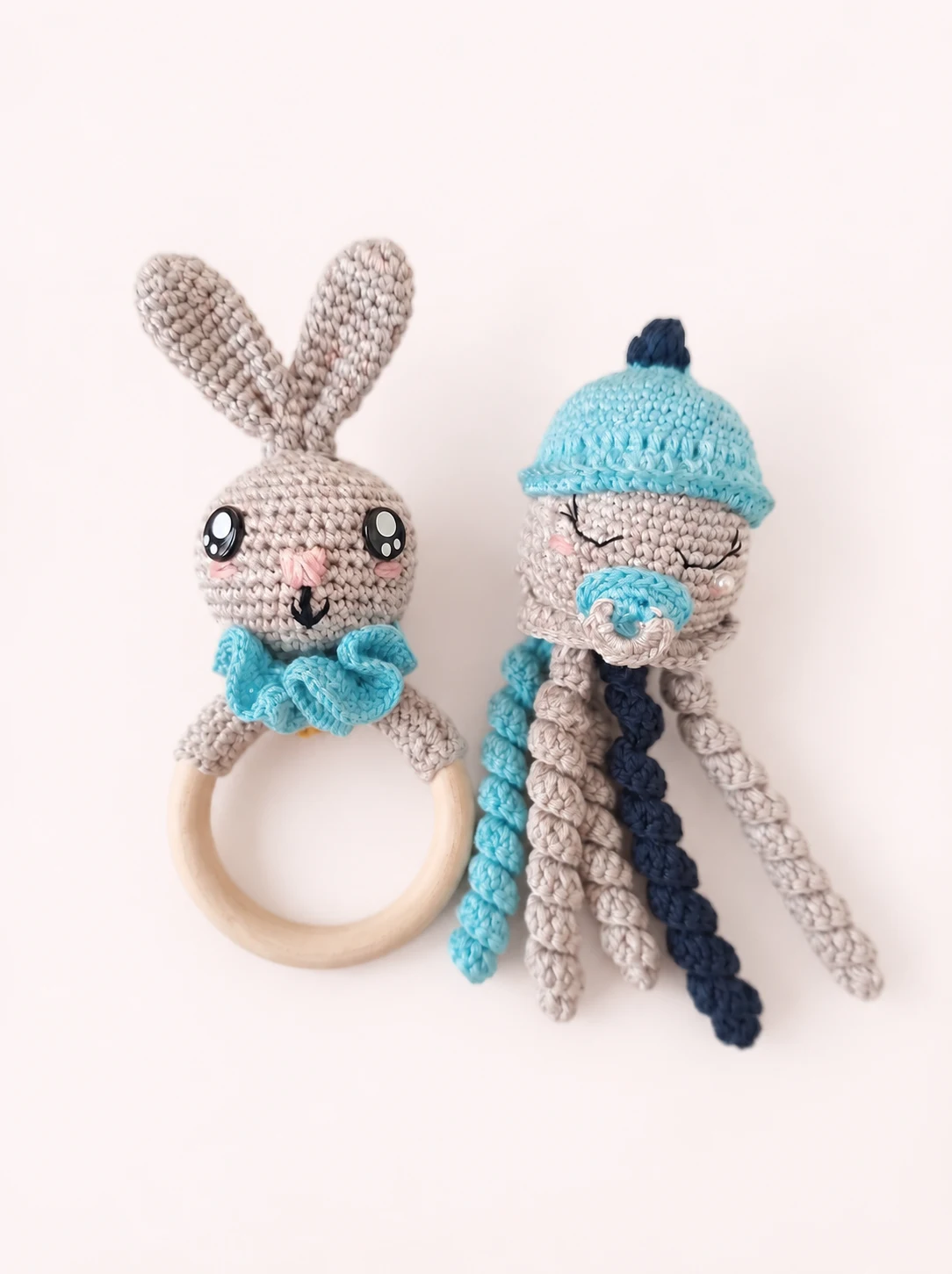 Muñecos de crochet a medida: conejo con aro y pulpo