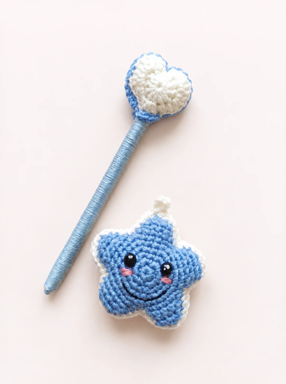 Bolígrafo con corazón y llavero de estrella de crochet