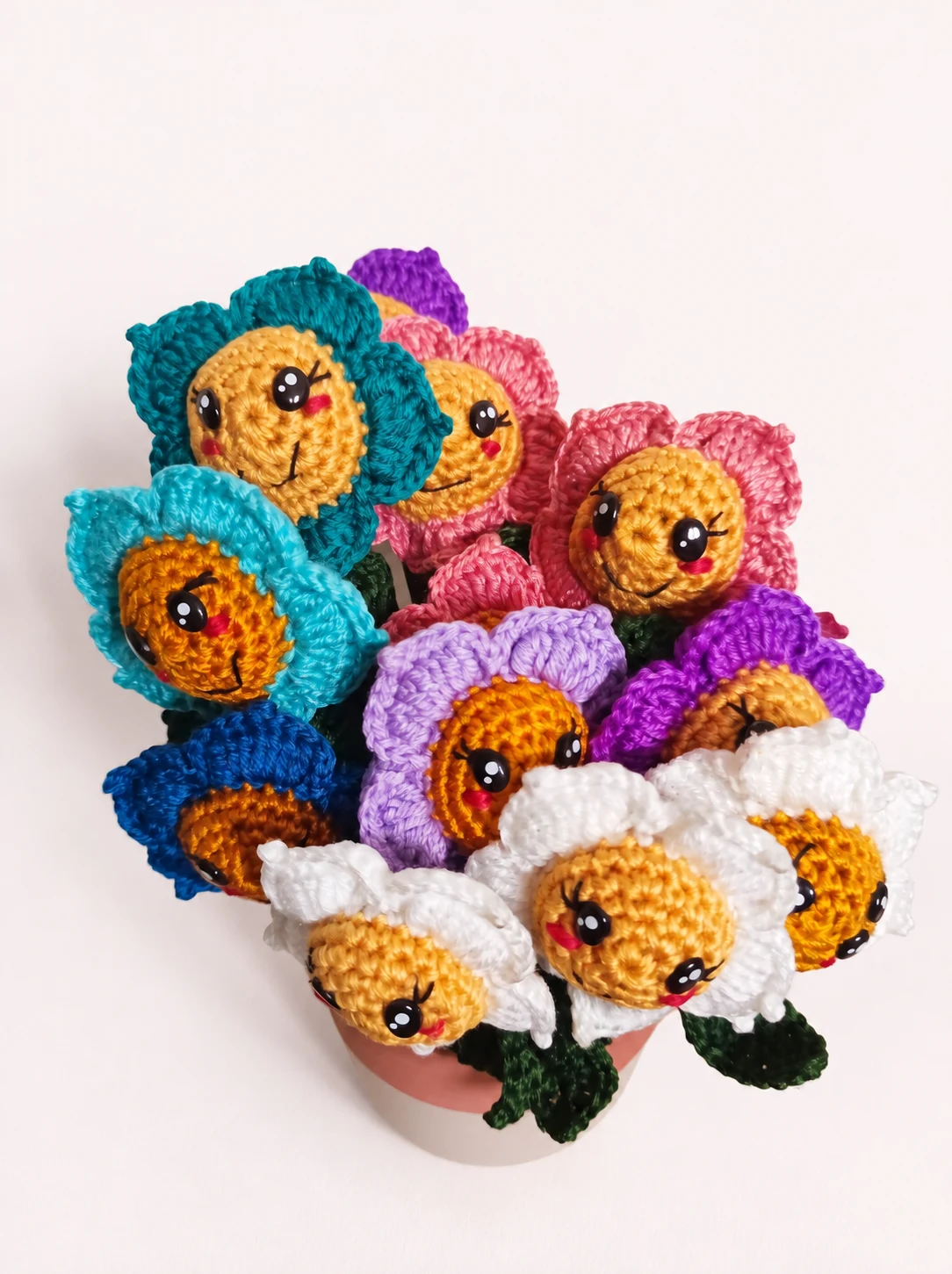 Flores de crochet sonrientes en varios colores