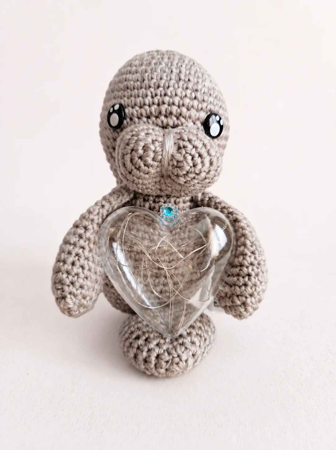 Manatí de crochet con corazón transparente